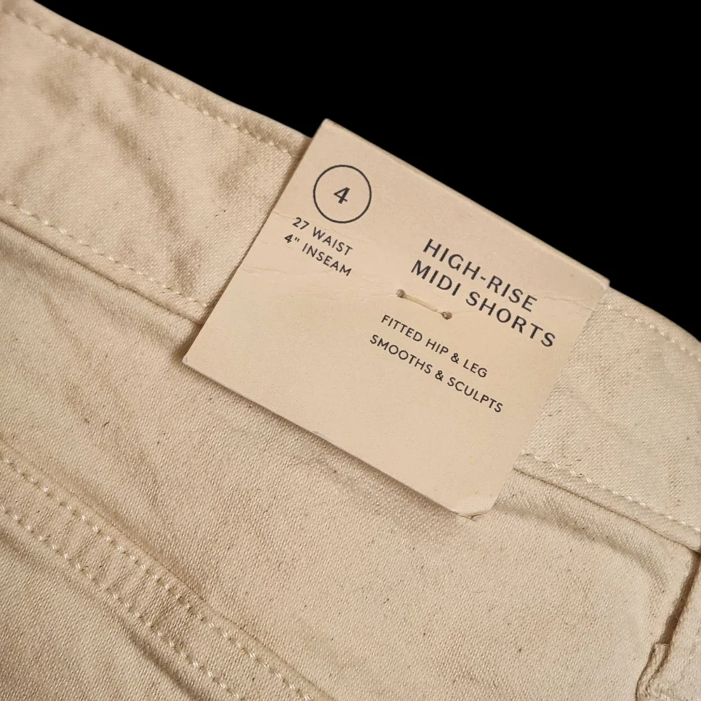 NWT Universal Thread Cream Shorts Size 4 - Picture 3 of 4